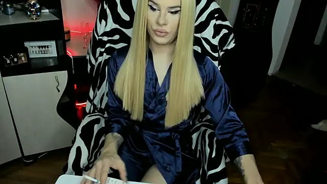 EvelynLexy online show from 11.18.25