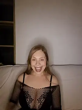 Snapshot of katiestevens chatting on 10.02.25 katiestevens online show from 10.02.25