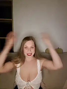 Snapshot of katiestevens chatting on 10.31.25 katiestevens online show from 10.31.25