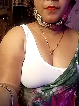 Snapshot of ella_mariya chatting on 12.19.24 ella mariya online show from 12.19.24