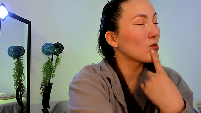 Elle Lee  online show from 01.03.25