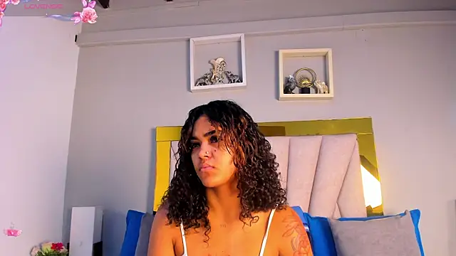 Snapshot of vahiolet_fuentes chatting on 06.23.26 vahiolet fuentes online show from 06.23.26