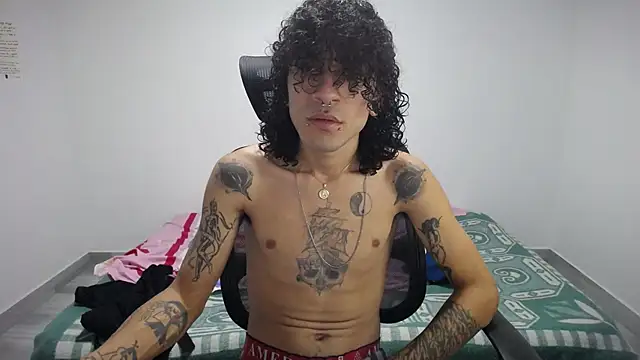 Snapshot of present_the_magic chatting on 10.05.25 present the magic online show from 10.05.25