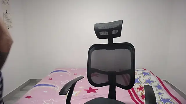 Snapshot of present_the_magic chatting on 10.12.25 present the magic online show from 10.12.25