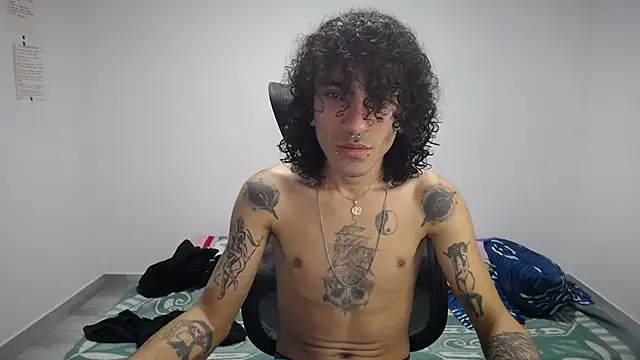 Snapshot of present_the_magic chatting on 10.17.25 present the magic online show from 10.17.25