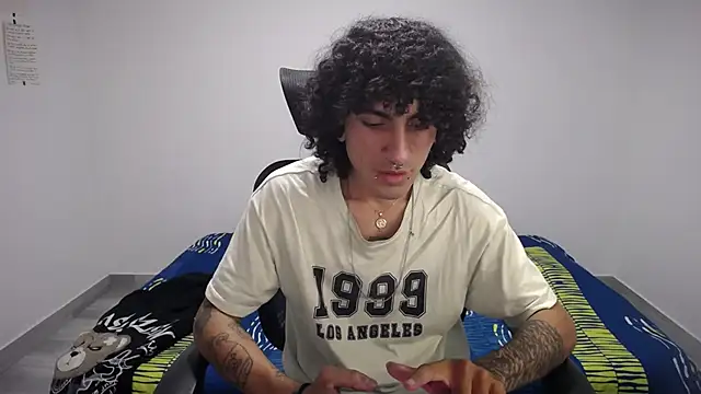 Snapshot of present_the_magic chatting on 10.19.25 present the magic online show from 10.19.25