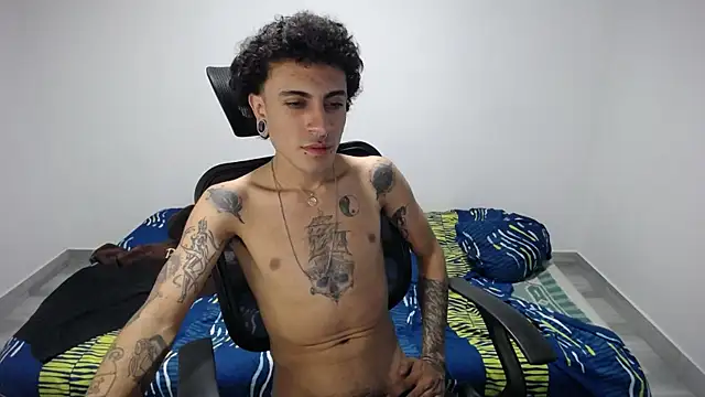 Snapshot of present_the_magic chatting on 10.24.25 present the magic online show from 10.24.25