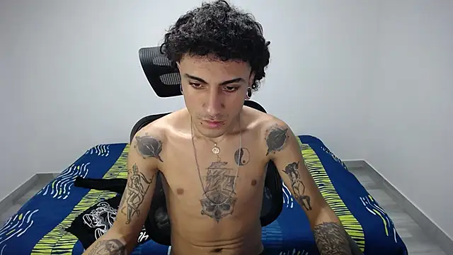 Snapshot of present_the_magic chatting on 10.25.25 present the magic online show from 10.25.25