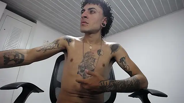 Snapshot of present_the_magic chatting on 10.25.25 present the magic online show from 10.25.25