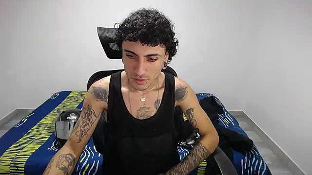 Snapshot of present_the_magic chatting on 10.27.25 present the magic online show from 10.27.25