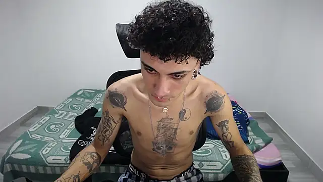 Snapshot of present_the_magic chatting on 10.28.25 present the magic online show from 10.28.25