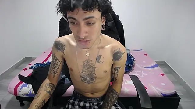 Snapshot of present_the_magic chatting on 10.30.25 present the magic online show from 10.30.25