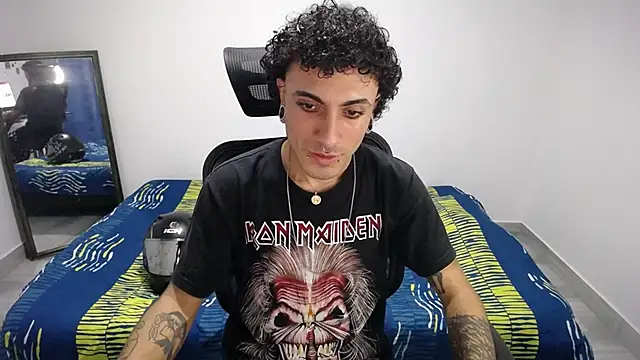 Snapshot of present_the_magic chatting on 10.31.25 present the magic online show from 10.31.25