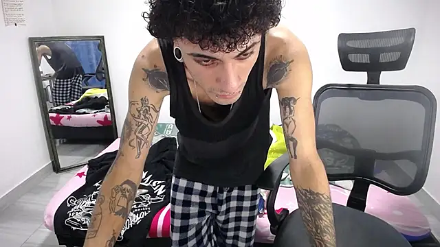 Snapshot of present_the_magic chatting on 11.02.25 present the magic online show from 11.02.25