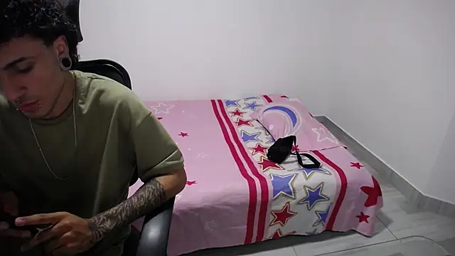 Snapshot of present_the_magic chatting on 11.04.25 present the magic online show from 11.04.25