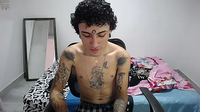 Snapshot of present_the_magic chatting on 11.05.25 present the magic online show from 11.05.25