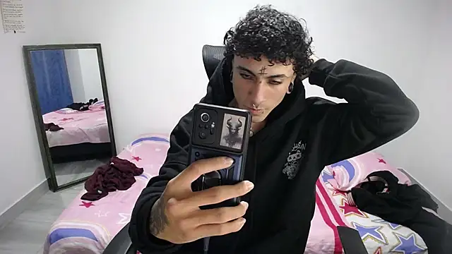 Snapshot of present_the_magic chatting on 11.07.25 present the magic online show from 11.07.25