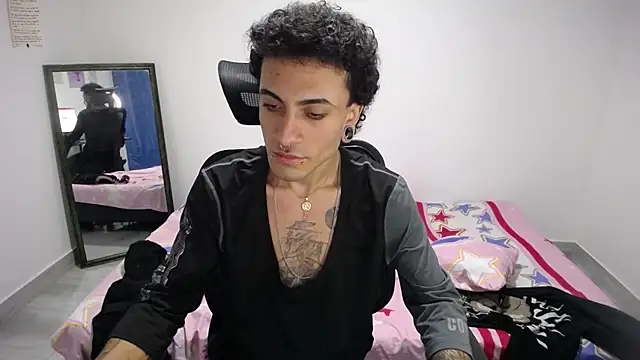 Snapshot of present_the_magic chatting on 11.10.25 present the magic online show from 11.10.25