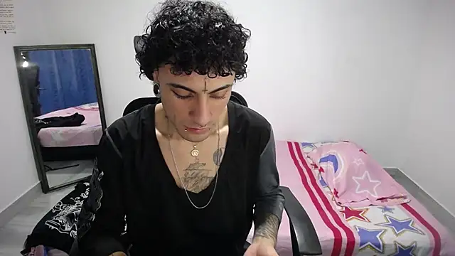 Snapshot of present_the_magic chatting on 11.11.25 present the magic online show from 11.11.25