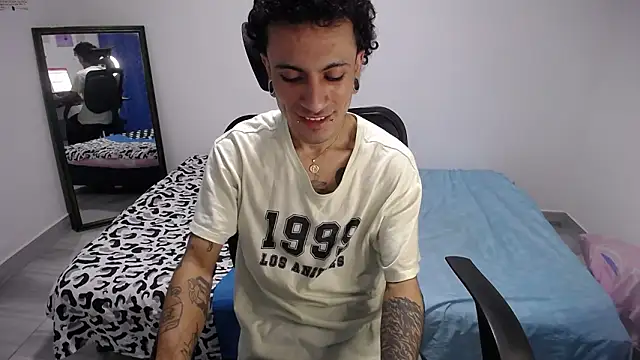 Snapshot of present_the_magic chatting on 02.02.26 present the magic online show from 02.02.26