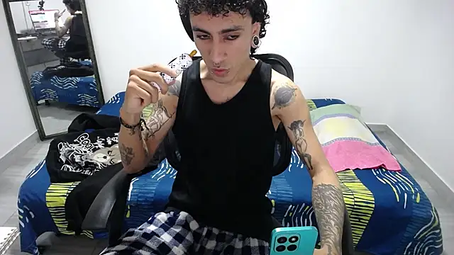 Snapshot of present_the_magic chatting on 03.12.26 present the magic online show from 03.12.26