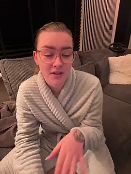 xX HotCouple Xx online show from 12.17.25