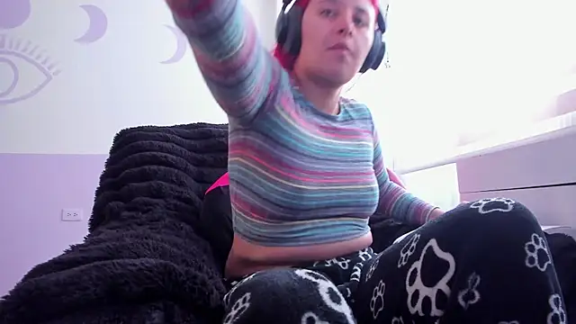 Snapshot of bonnie_moon_ chatting on 10.06.25 bonnie moon online show from 10.06.25