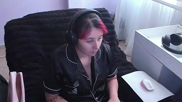 Snapshot of bonnie_moon_ chatting on 10.11.25 bonnie moon online show from 10.11.25