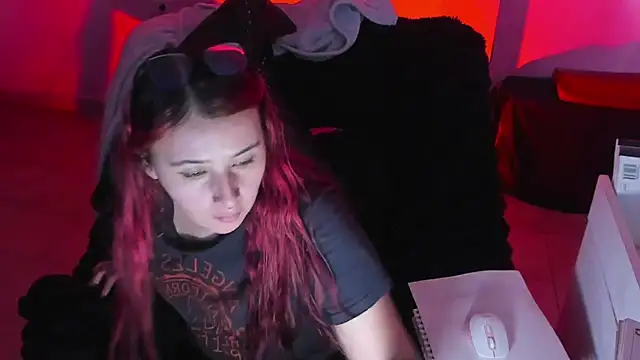 Snapshot of bonnie_moon_ chatting on 10.21.25 bonnie moon online show from 10.21.25