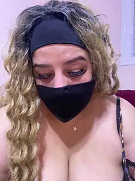 Snapshot of mari_layali chatting on 01.06.25 mari layali online show from 01.06.25