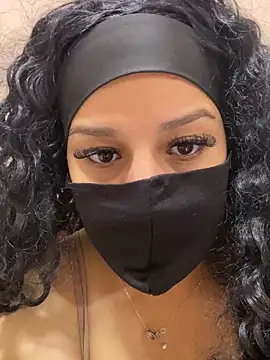 Snapshot of mari_layali chatting on 10.31.25 mari layali online show from 10.31.25