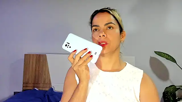 ClaraMariaMon online show from 12.31.24