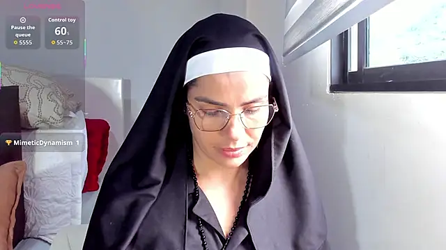 Snapshot of ClaraMariaMon chatting on 10.11.25 ClaraMariaMon online show from 10.11.25