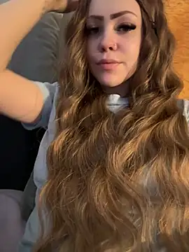 Snapshot of Highschoolpussy chatting on 01.28.25 Highschoolpussy online show from 01.28.25