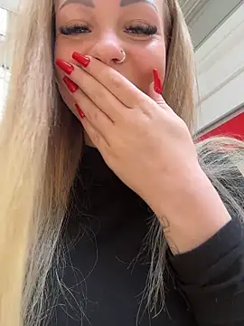 Snapshot of Highschoolpussy chatting on 11.17.25 Highschoolpussy online show from 11.17.25