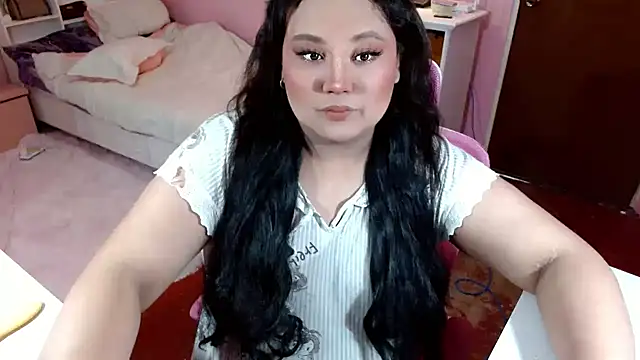 Snapshot of GiannaLopezSmith chatting on 10.17.25 GiannaLopezSmith online show from 10.17.25