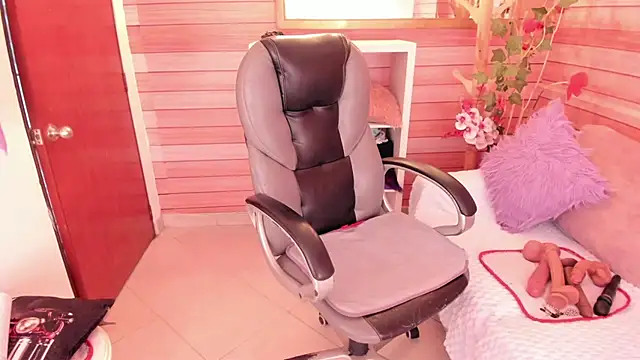 Snapshot of marien_thomson_ chatting on 06.23.26 marien thomson online show from 06.23.26