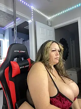 Snapshot of curvyfunlover chatting on 03.17.26 curvyfunlover online show from 03.17.26