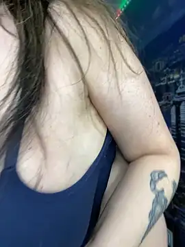 Snapshot of curvyfunlover chatting on 04.17.26 curvyfunlover online show from 04.17.26