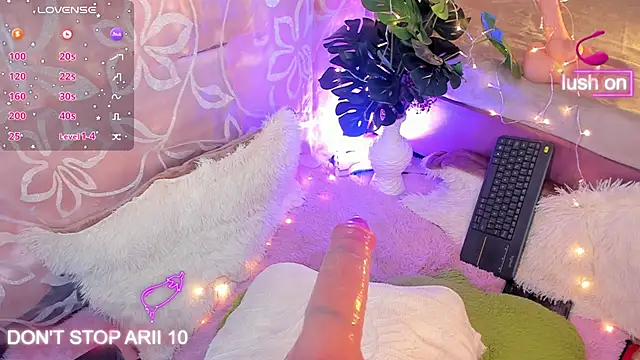 Snapshot of Arii_vega_ chatting on 10.08.25 Arii vega  online show from 10.08.25