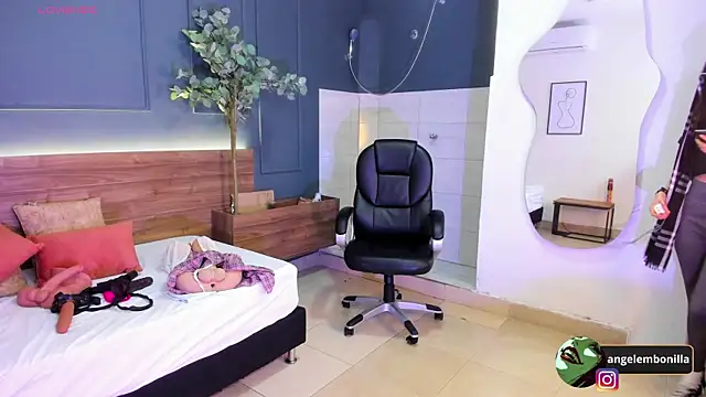 megan morgan01 online show from 11.20.25