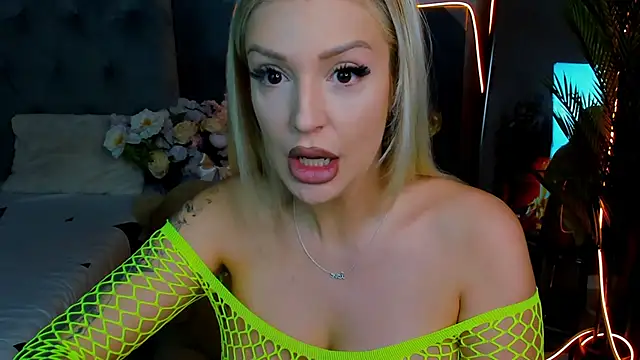 Snapshot of glossy_blondegirl chatting on 09.18.25 glossy blondegirl online show from 09.18.25