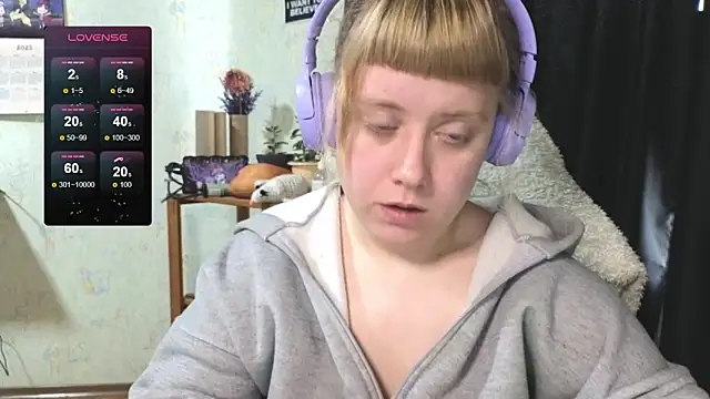 Snapshot of June_shy0 chatting on 10.04.25 June shy0 online show from 10.04.25