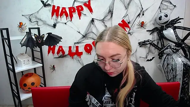 BeatriceFly online show from 10.29.25