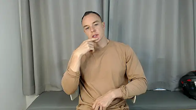 Snapshot of heilgarbest chatting on 11.30.25 heilgarbest online show from 11.30.25