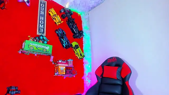 Snapshot of LilOwen_ chatting on 10.21.25 LilOwen online show from 10.21.25