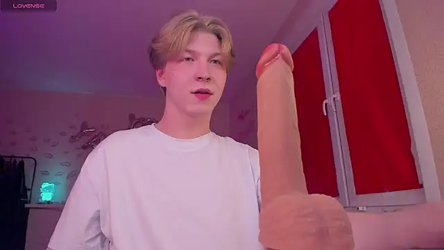 Snapshot of TheMikeSever chatting on 10.05.25 TheMikeSever online show from 10.05.25