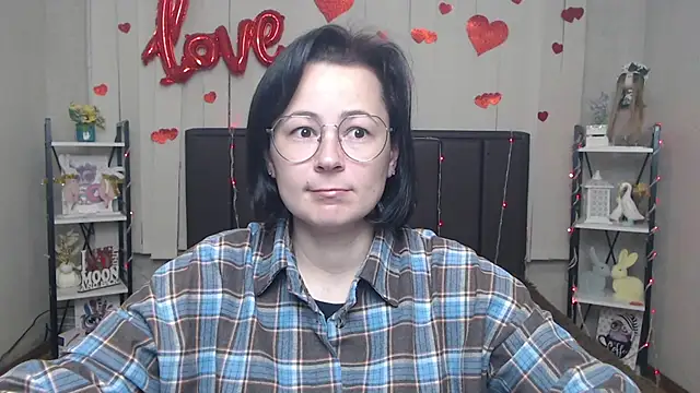 Snapshot of MarieSho chatting on 04.28.26 MarieSho online show from 04.28.26