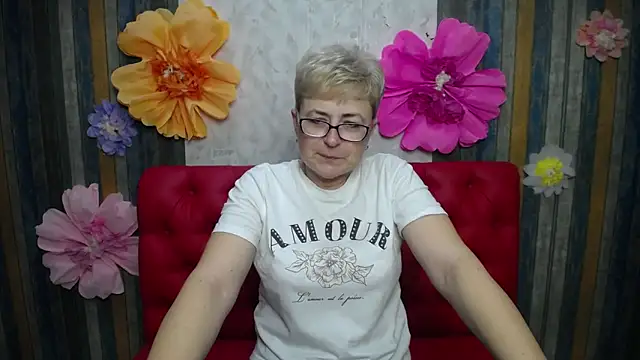 Snapshot of EmiliaGree chatting on 04.08.26 EmiliaGree online show from 04.08.26
