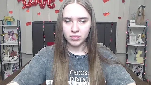 Snapshot of LauraHlot chatting on 05.15.26 LauraHlot online show from 05.15.26